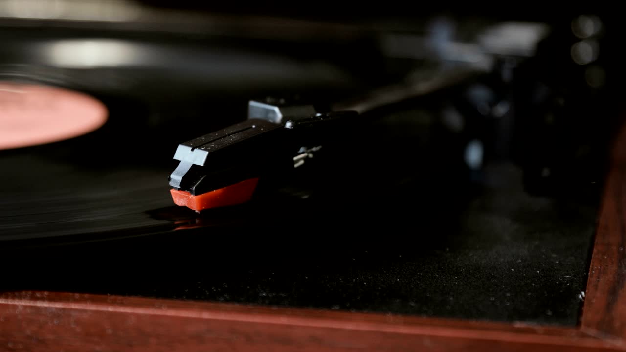 dj 턴테이블 레코드 플레이어에서 비닐 레코드의 클로즈업
