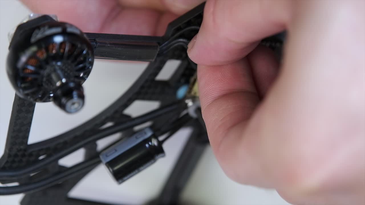 fabricación de drones, chips, soldaduras, reparaciones, mecánicos y placas base