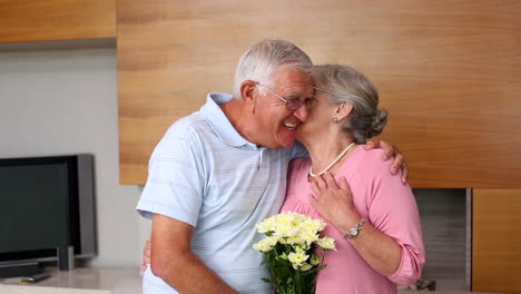 Älterer-Mann-überrascht-Partner-Mit-Blumen