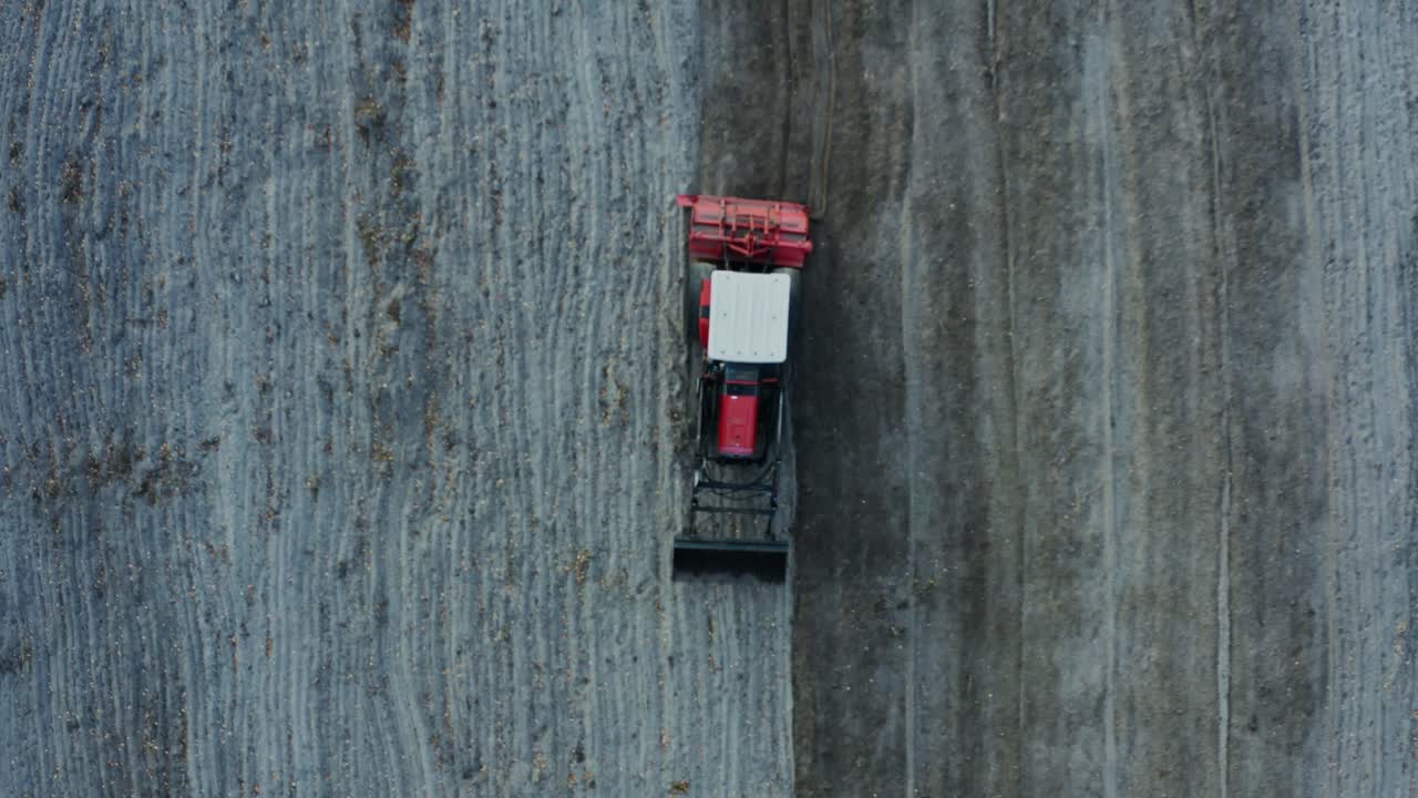 에서 일 하는 트랙터 의 공중 사진