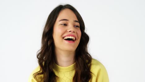 mujer sonriente sosteniendo una bolsa de comestibles