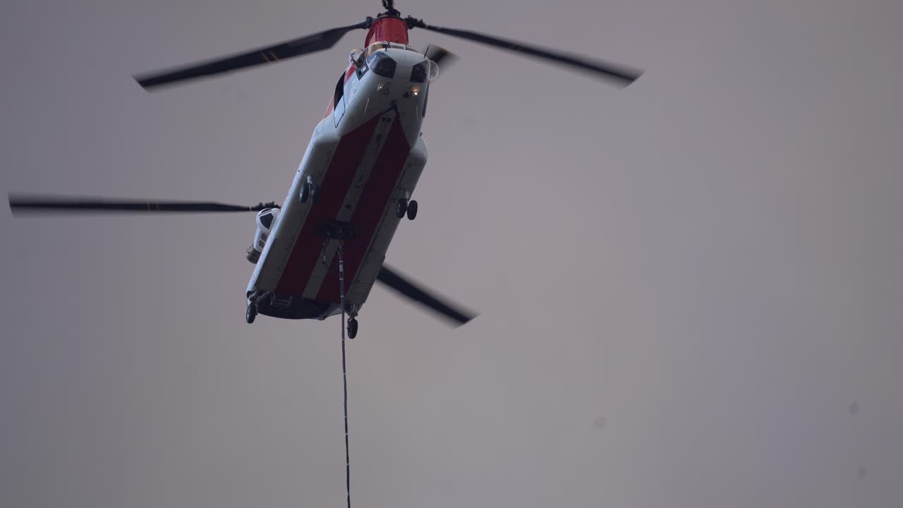 소방 차이노크 헬리 ⁇ 터가 산불과 싸우고 있습니다.