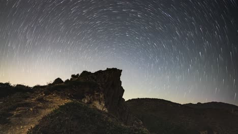 Lapso-De-Estrella-Espiral-Alrededor-Del-Pico-De-La-Montaña-Sobre-Pak-Lap-Sai-Kung-Hong-Kong