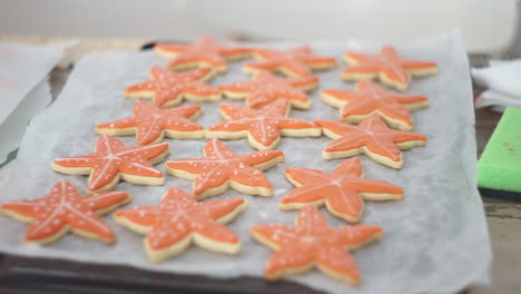 Imágenes-De-Una-Mujer-Caucásica-Haciendo-Galletas-De-Estrellas-De-Mar