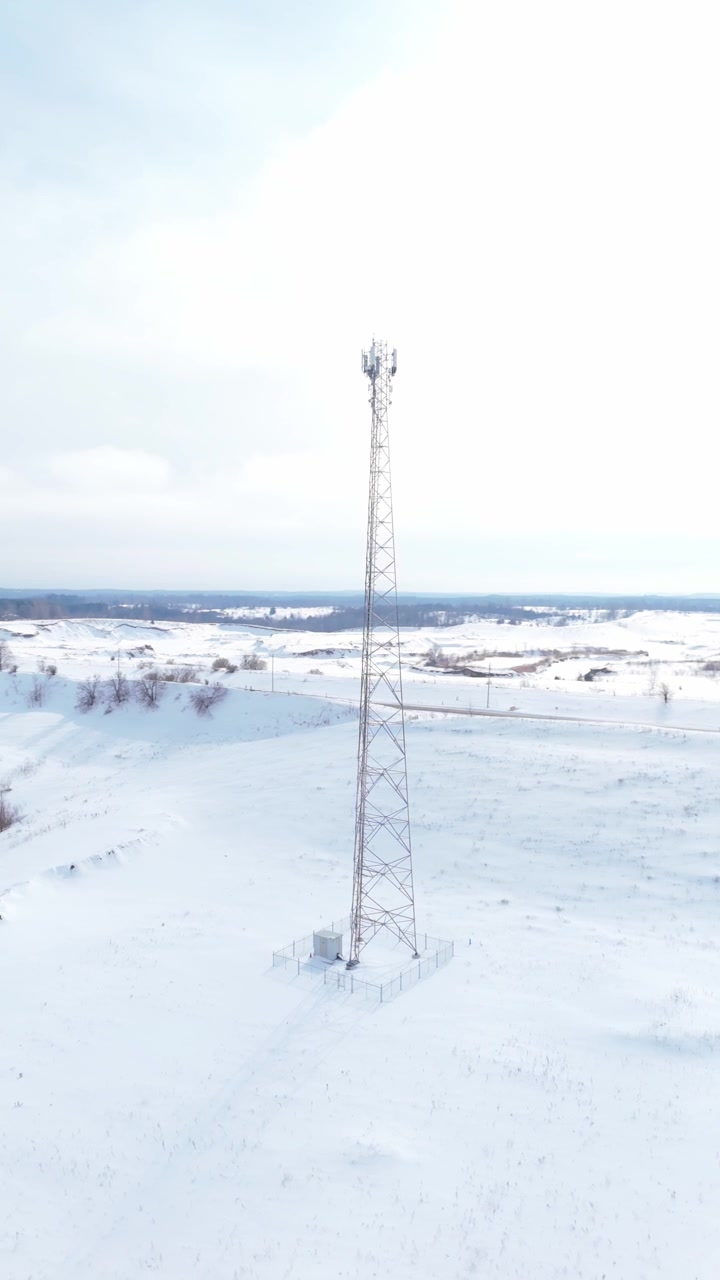 Torre di telecomunicazioni in paesaggio invernale - Drone, Scatto verticale.