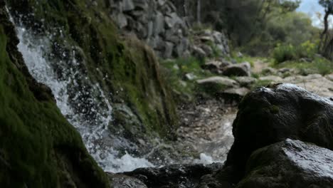 Pequeño-Y-Refrescante-Arroyo-Con-Agua-Fresca-De-Manantial-Junto-A-Un-Sendero