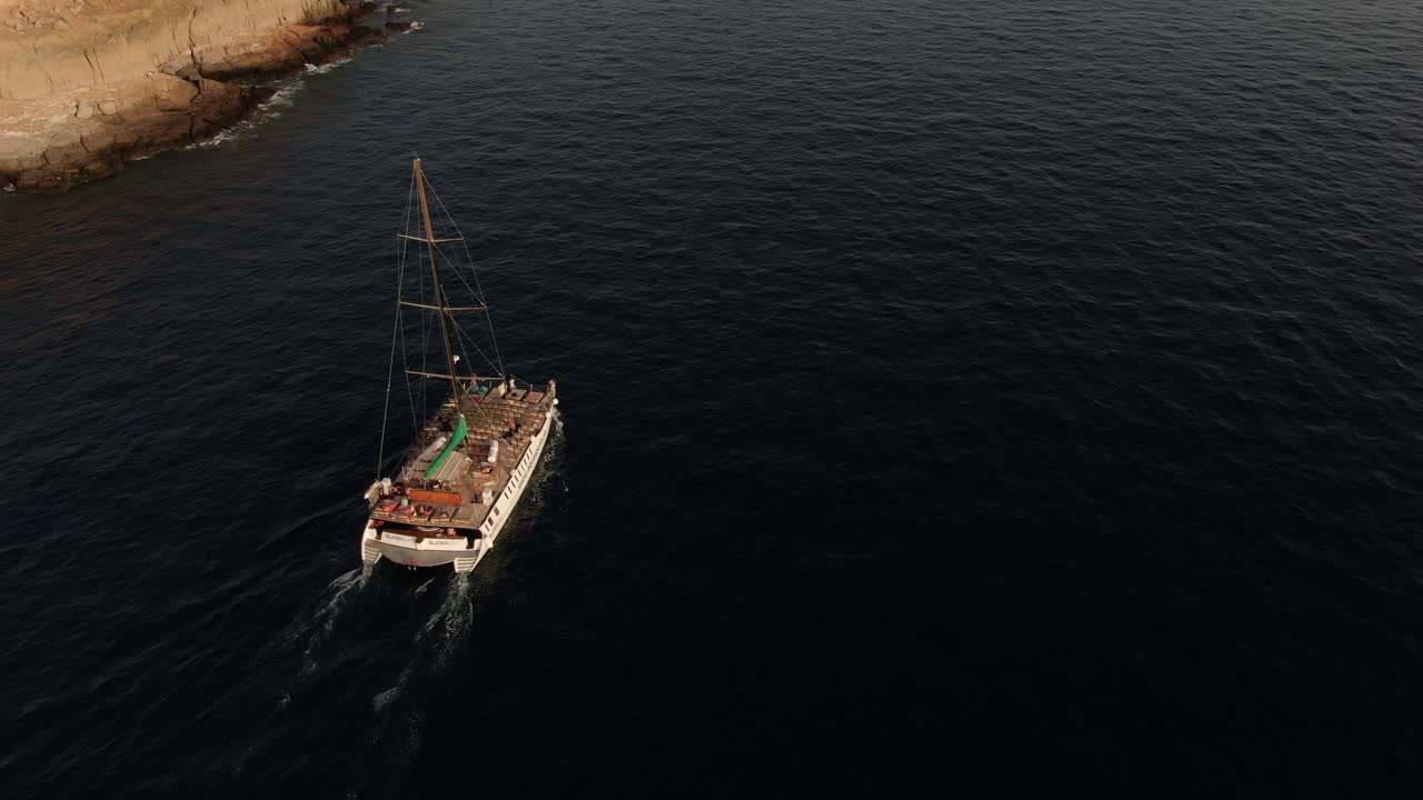 disparo de dron al atardecer de un barco navegando-1