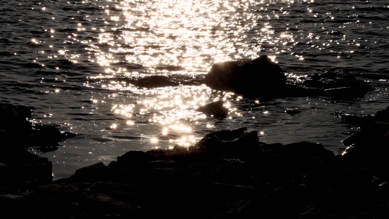 브라이튼 해변의 바다에 반사되는 저녁 빛