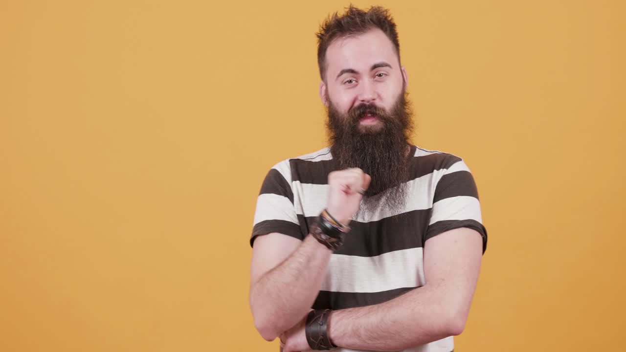 Uomo con la barba che posa in studio