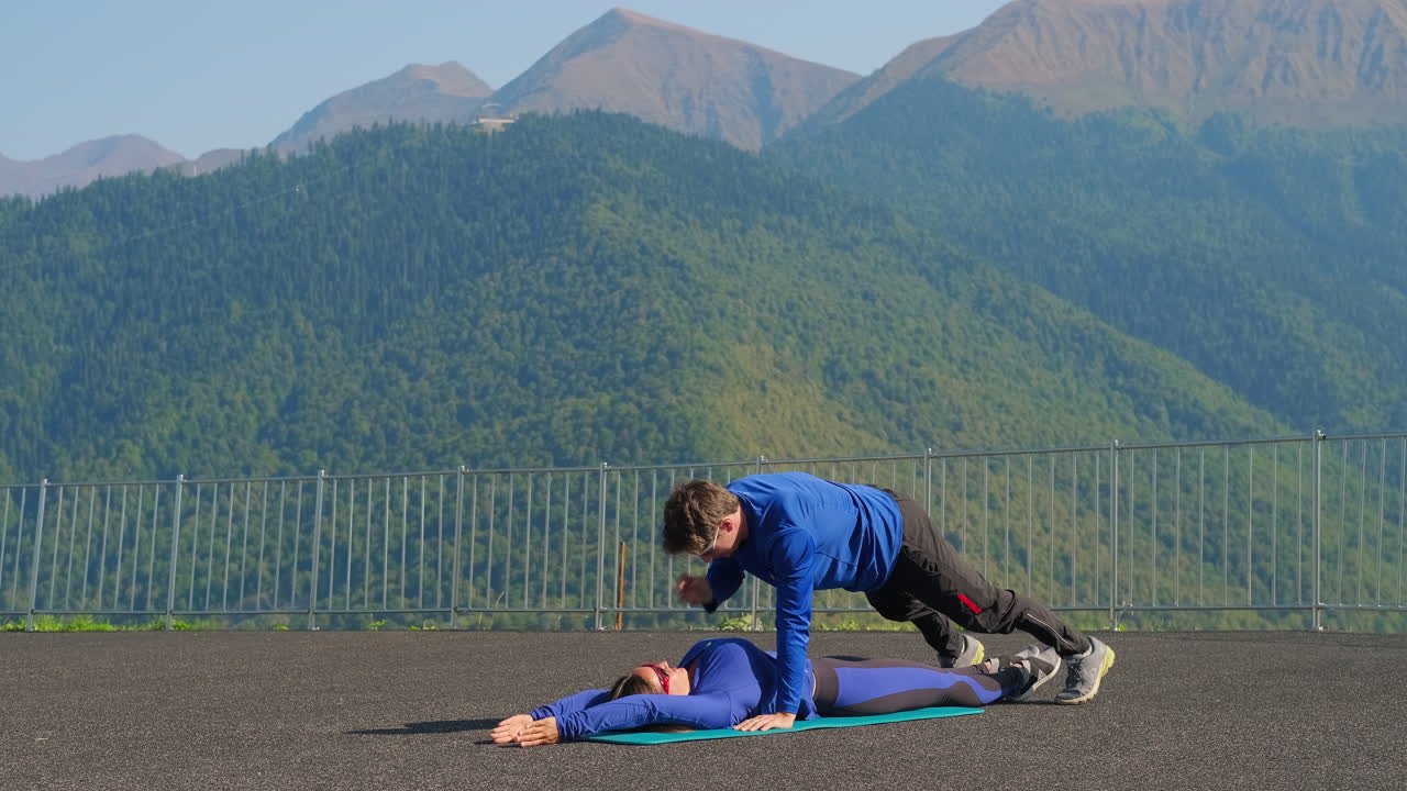 산 에서 커플 운동