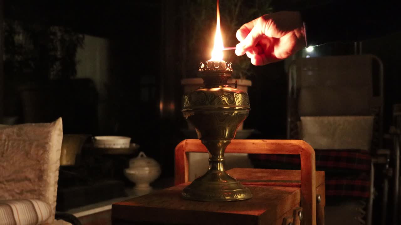 성냥으로 석유 램프에 불을 붙이기