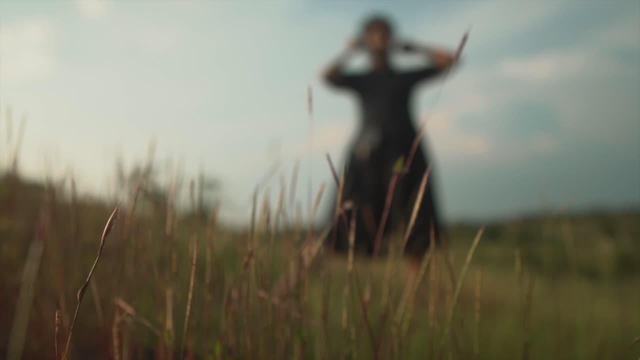 mujer joven en vestido negro posando al aire libre