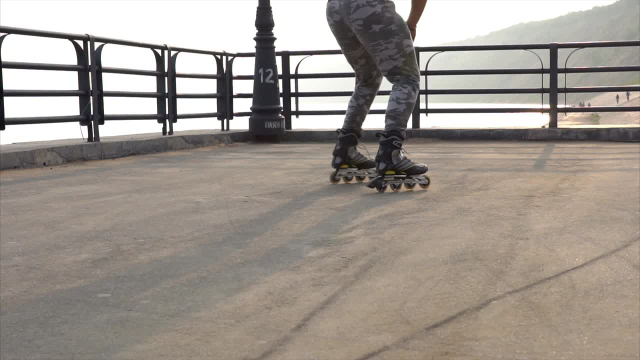 persona que hace patinaje en el muelle