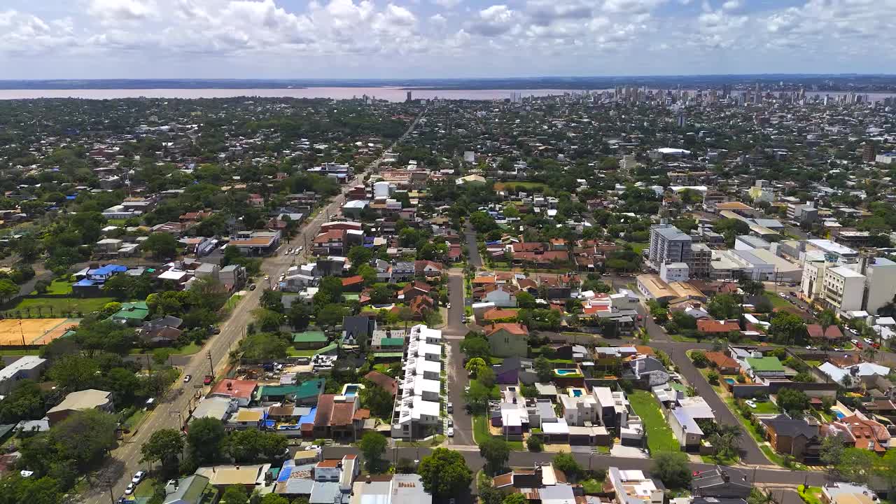 vista aérea de avión no tripulado, panorámica vertical que muestra la ciudad de posadas, misiones, argentina