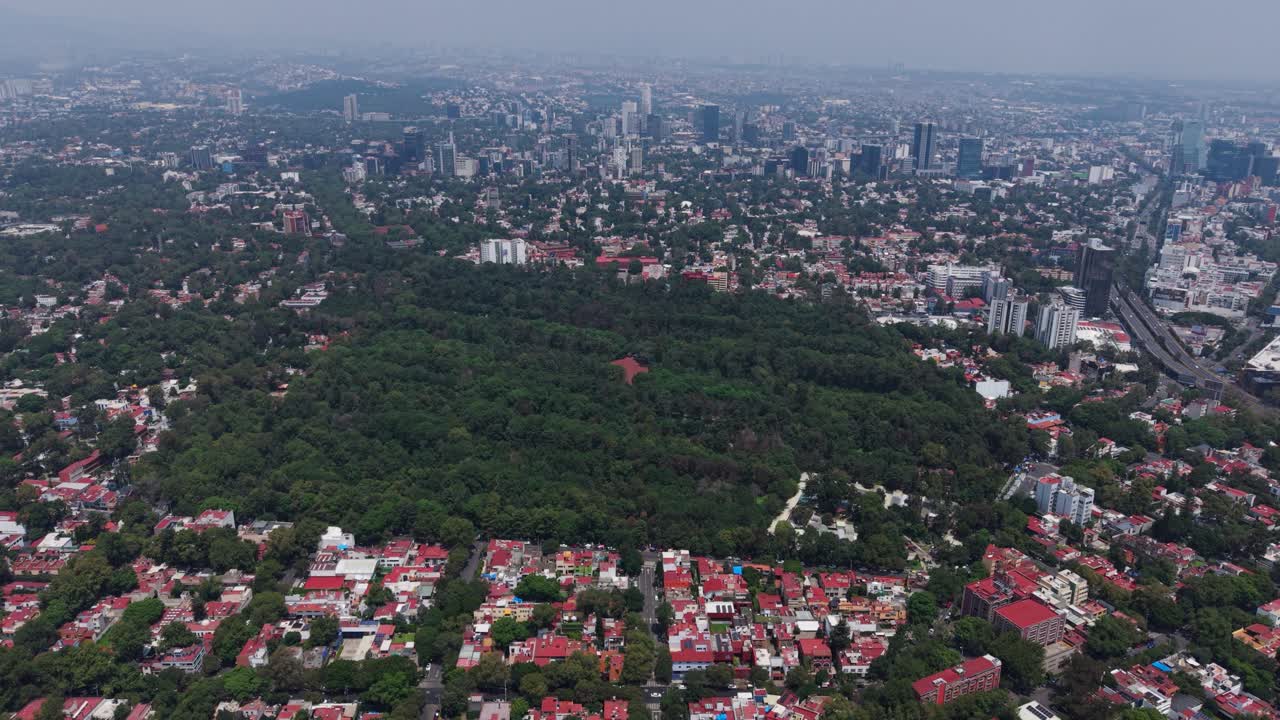 Meksiko Şehri'nin kentsel akciğeri Los Viveros ile Coyoacan bölgesinin havadan görünümü.