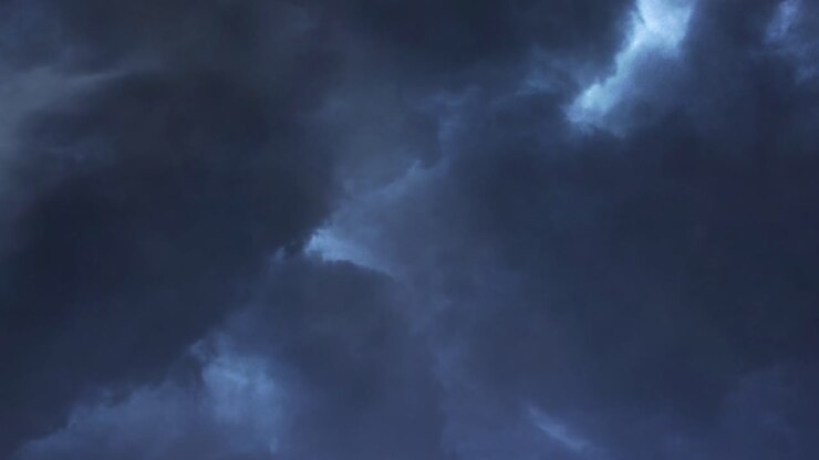 temporale, nuvole blu scuro nel cielo con un fulmine