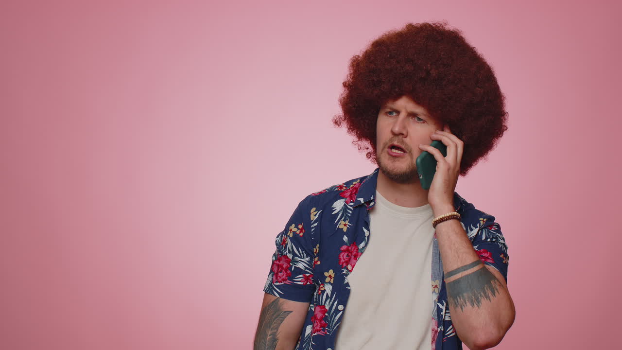 hombre cansado y somnoliento hablando por teléfono móvil con un amigo, haciendo una conversación en línea molesta conversación aburrida