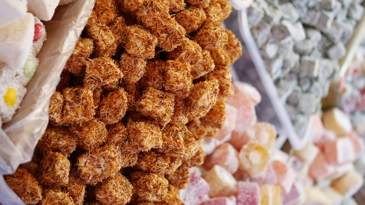 una colorida variedad de delicias y dulces turcos
