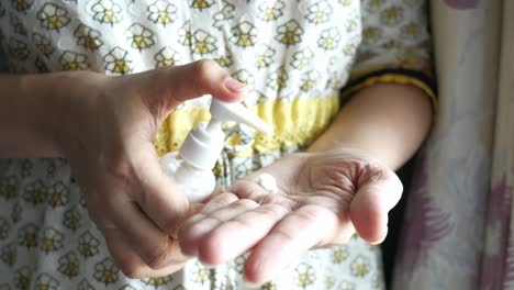 mujer aplicando crema para las manos