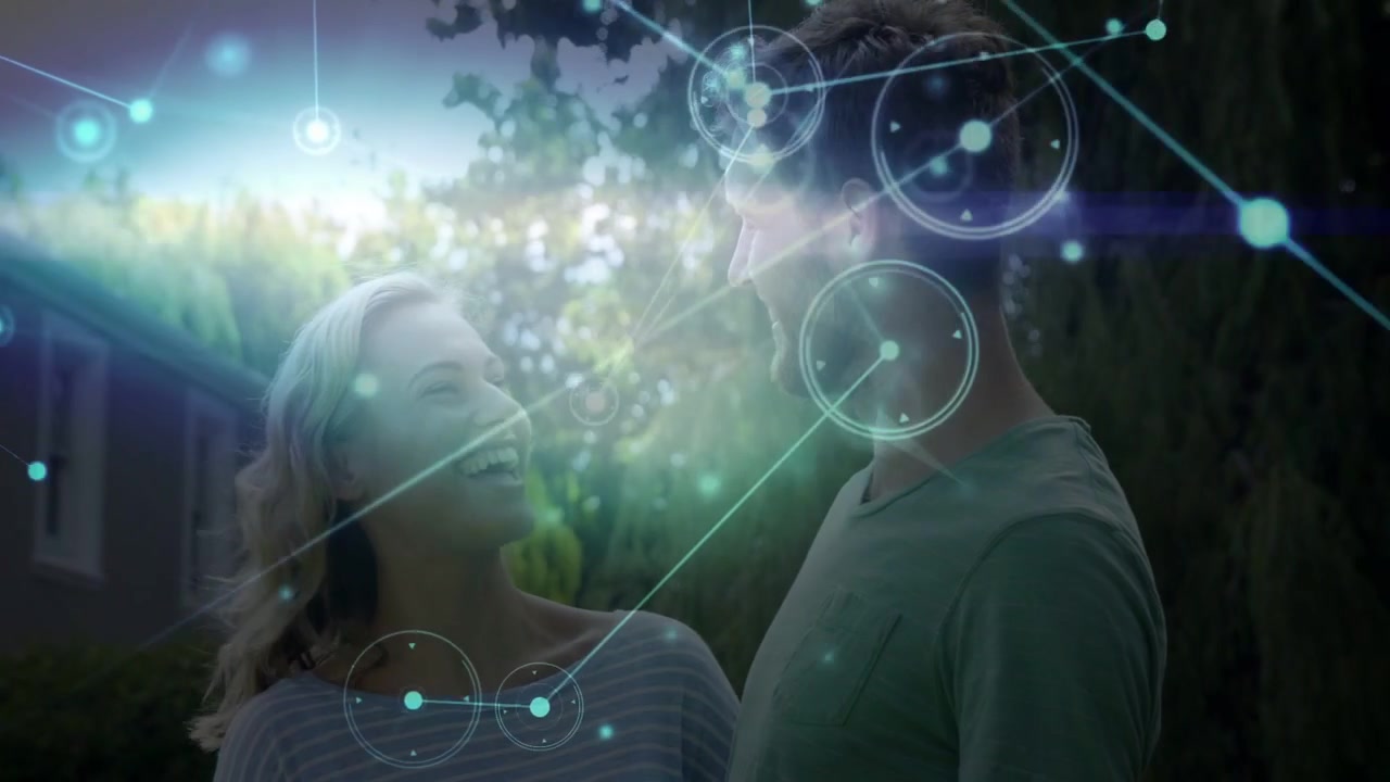 Coppia che visita una casa, con l'uomo che indica e guida la donna che si gira e sorride, con un'overlay digitale