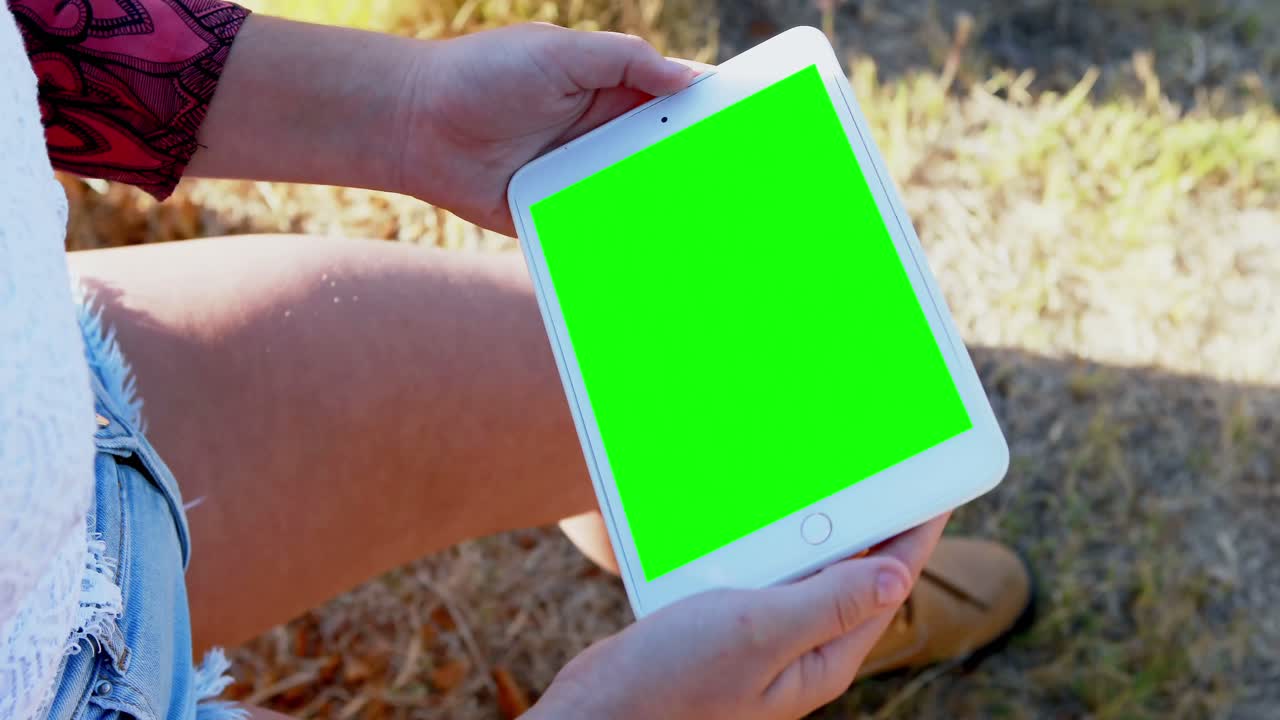 mujer usando una tableta digital 4k