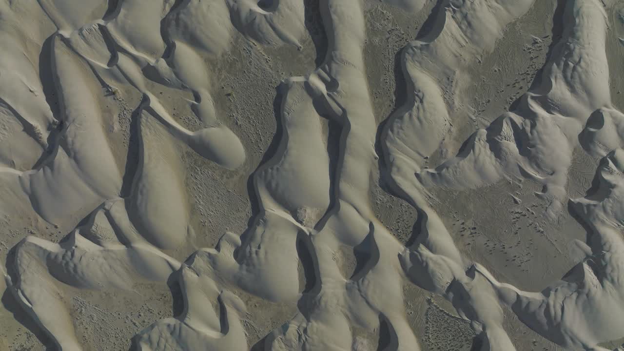 vista aérea de pájaro de arriba hacia abajo directamente sobre las dunas de arena de baja california