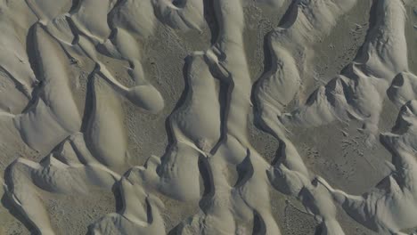 Vista-Aérea-De-Pájaro-De-Arriba-Hacia-Abajo-Directamente-Sobre-Las-Dunas-De-Arena-De-Baja-California