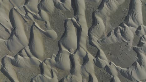 vista aérea de pájaro de arriba hacia abajo directamente sobre las dunas de arena de baja california