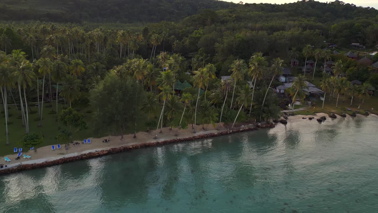 playa de arena de palma vacía por la mañana