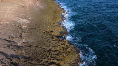 Dolly-Con-Vista-De-Pájaro-De-Drones-A-Lo-Largo-De-La-Costa-Verde-Bombardeada-Por-Fuertes-Olas-Del-Océano-Que-Erosionan-El-Basalto