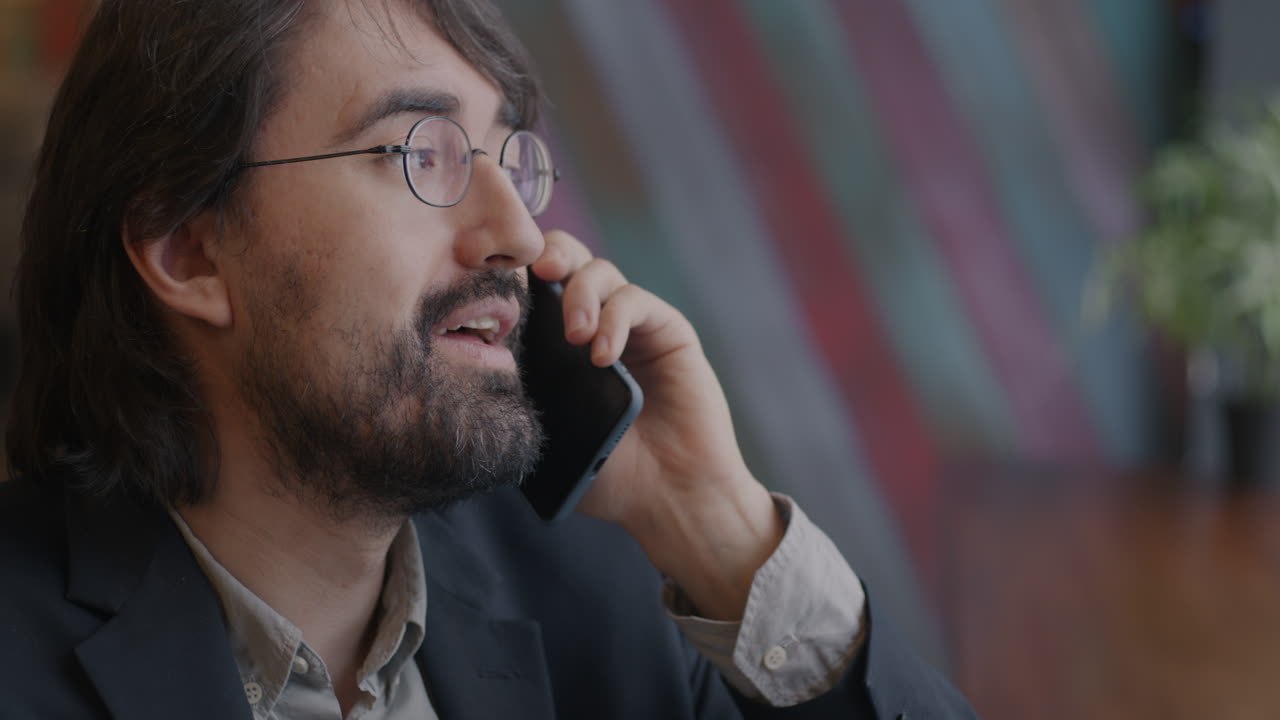 카페에서 전화로 얘기하는 남자