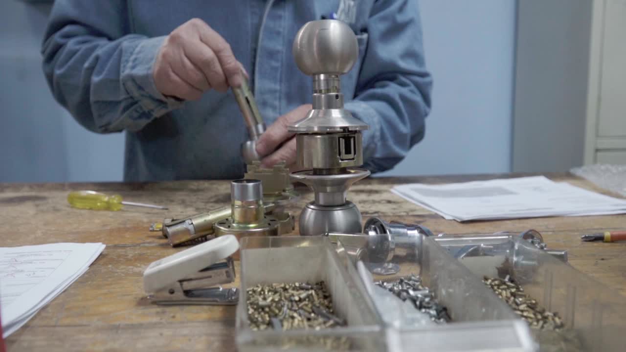 Assembling a doorknob