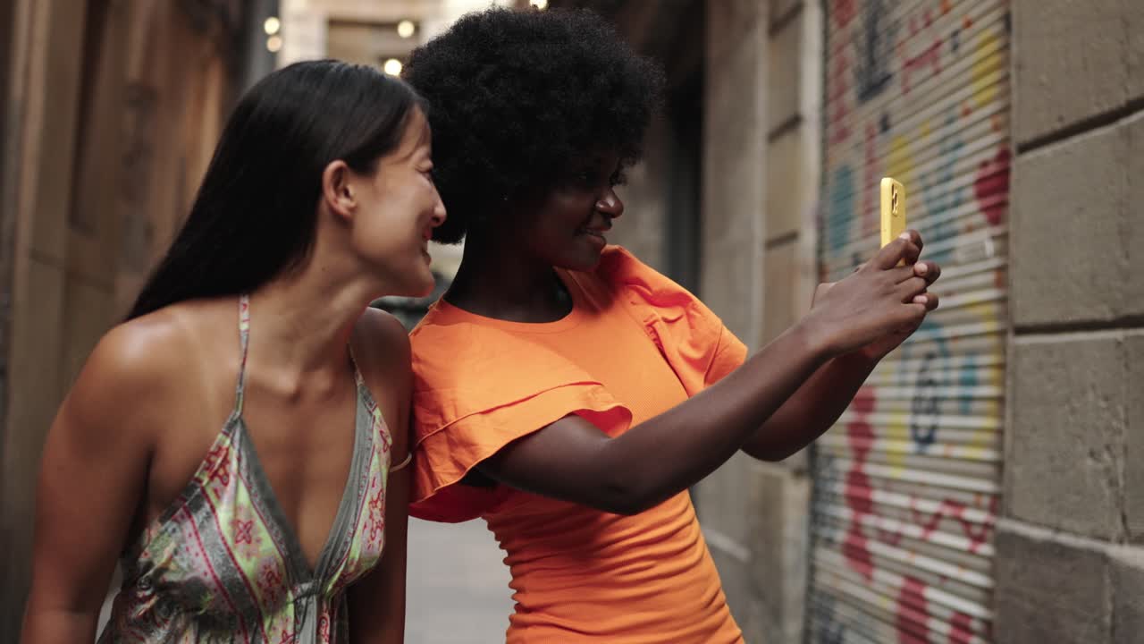 dos amigas en una calle de la ciudad