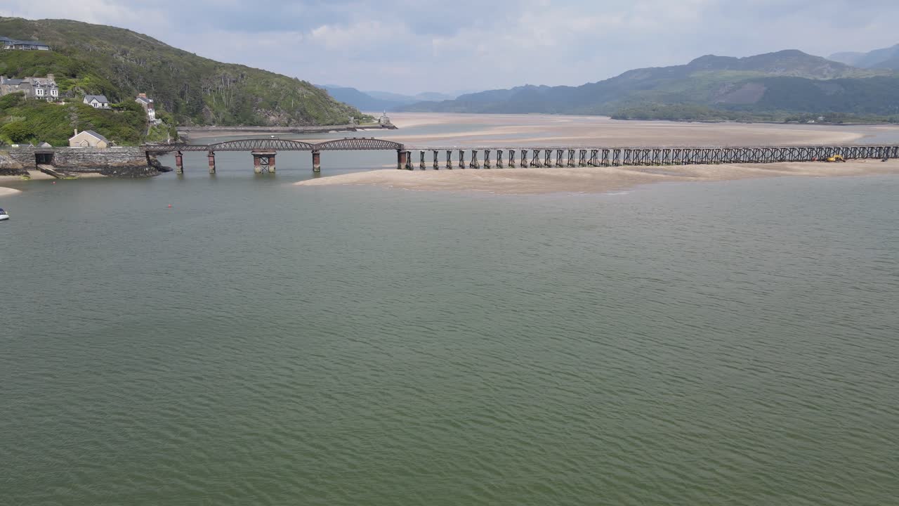barmouth north wales의 철도 교량 육교, 영국 해변 마을 공중 영상
