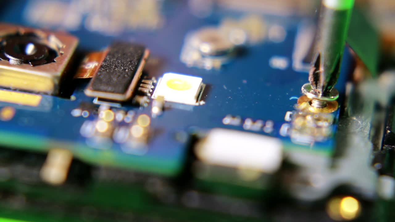 desenrosque el tornillo pequeño del teléfono inteligente con un destornillador magnético