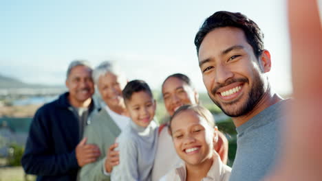 Big-family-selfie,-grandparents