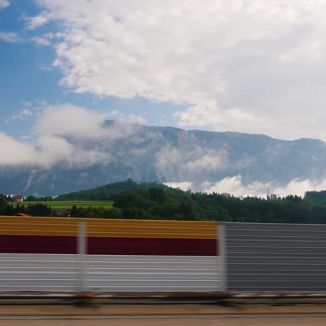 Vista-Desde-La-Ventanilla-Del-Coche-En-El-Hermoso-Paisaje-De-Los-Alpes-En-Austria