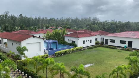 Schöne-Landschaft-Des-Hotels-Und-Leerer-Feldhintergrund-In-Der-Regenzeit-Mit-Dunklen-Wolken