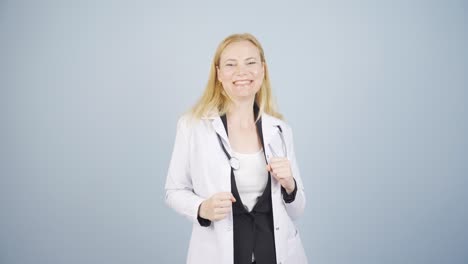 el doctor está feliz y se regocija.