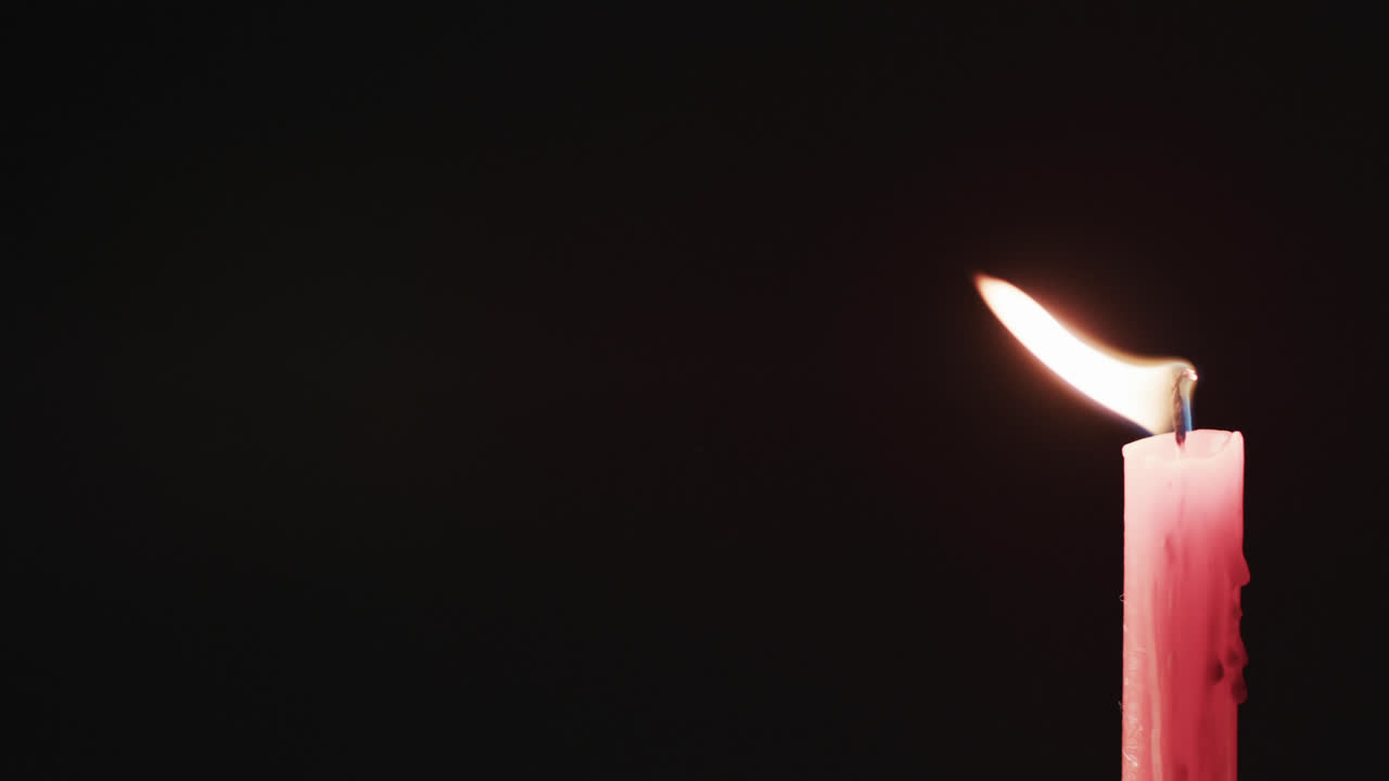 видео красной свечи с белым пламенем и копированием пространства на черном фоне