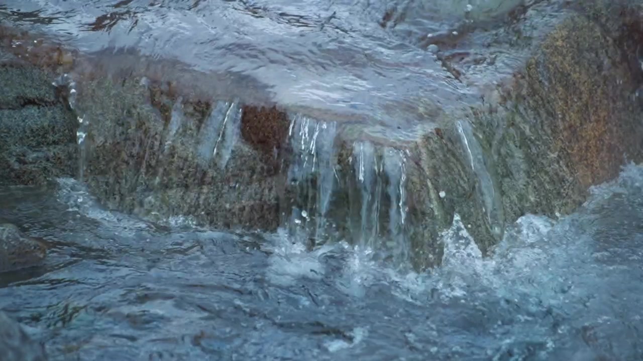 Masso dolcemente lavato dall'acqua.