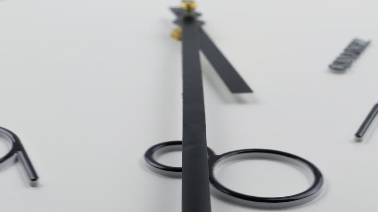 reloj blanco colgado en la pared