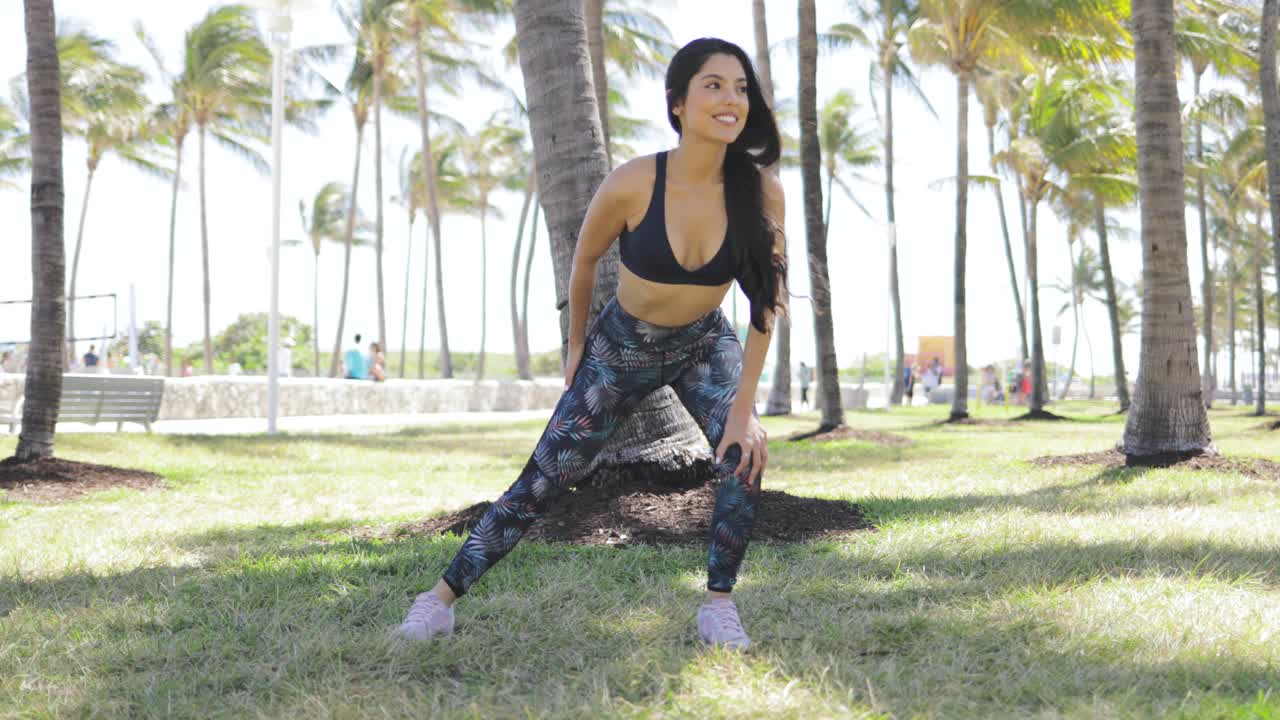 atractiva chica deportiva entrenando en el parque