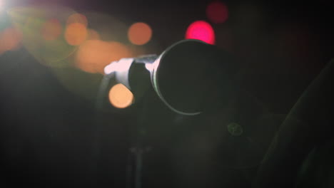 un primer plano de un micrófono en un escenario de concierto