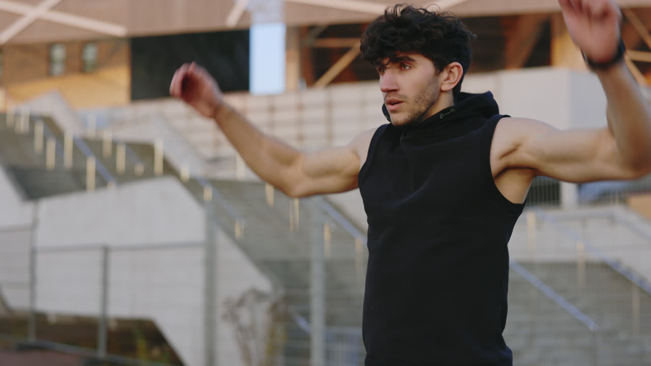 hombre estirándose al aire libre