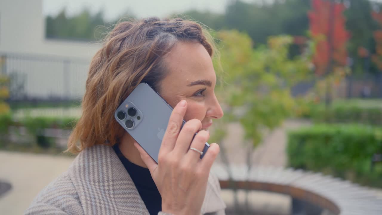 mujer hablando por teléfono al aire libre