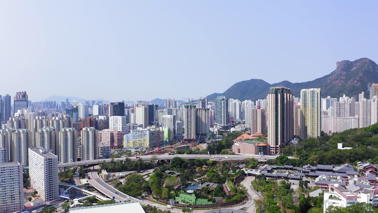vista aérea de los edificios residenciales de hong kong con el puerto de victoria en el horizonte