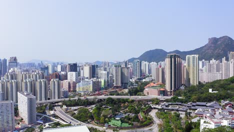 Luftaufnahme-Von-Wohngebäuden-In-Hongkong-Mit-Victoria-Harbour-Am-Horizont