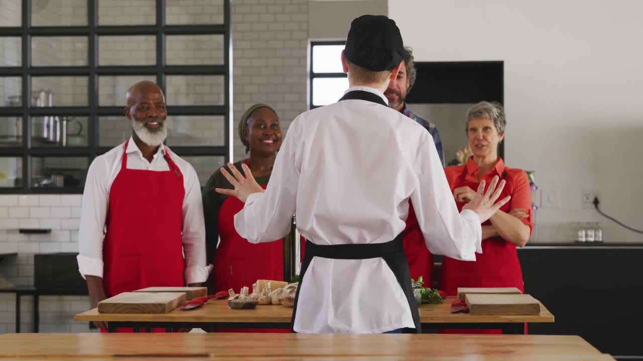 chef explicando cómo cocinar