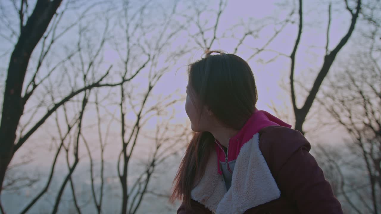 아름다운 사랑스러운 귀여운 아시아 한국 중국 일본 여자 여자 여자 모델은 햇빛에 노출 산에 야외에서 카메라에 작용